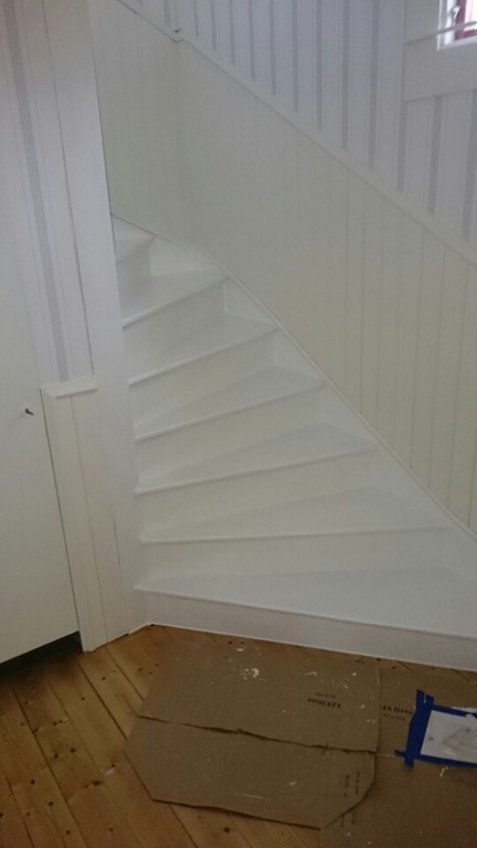 Trapprenovering vitmålad trappa